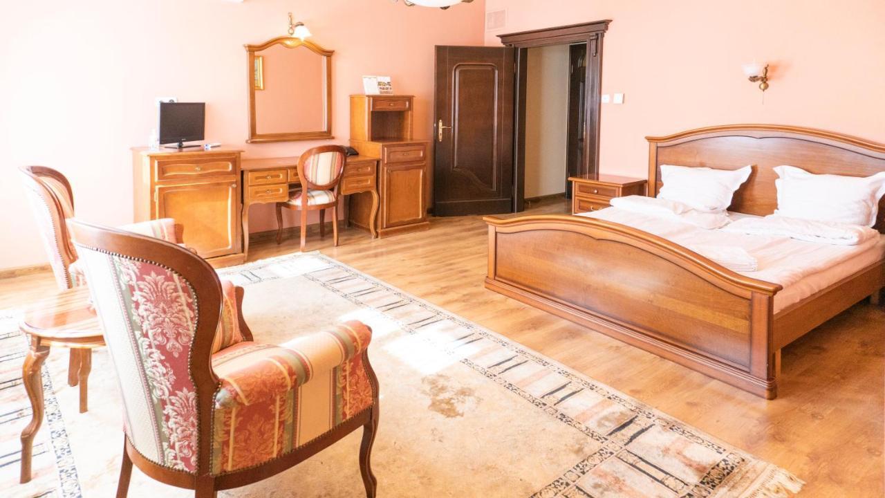 Hotel "Dworek Lesniczowka" Wodzisław Śląski Bagian luar foto