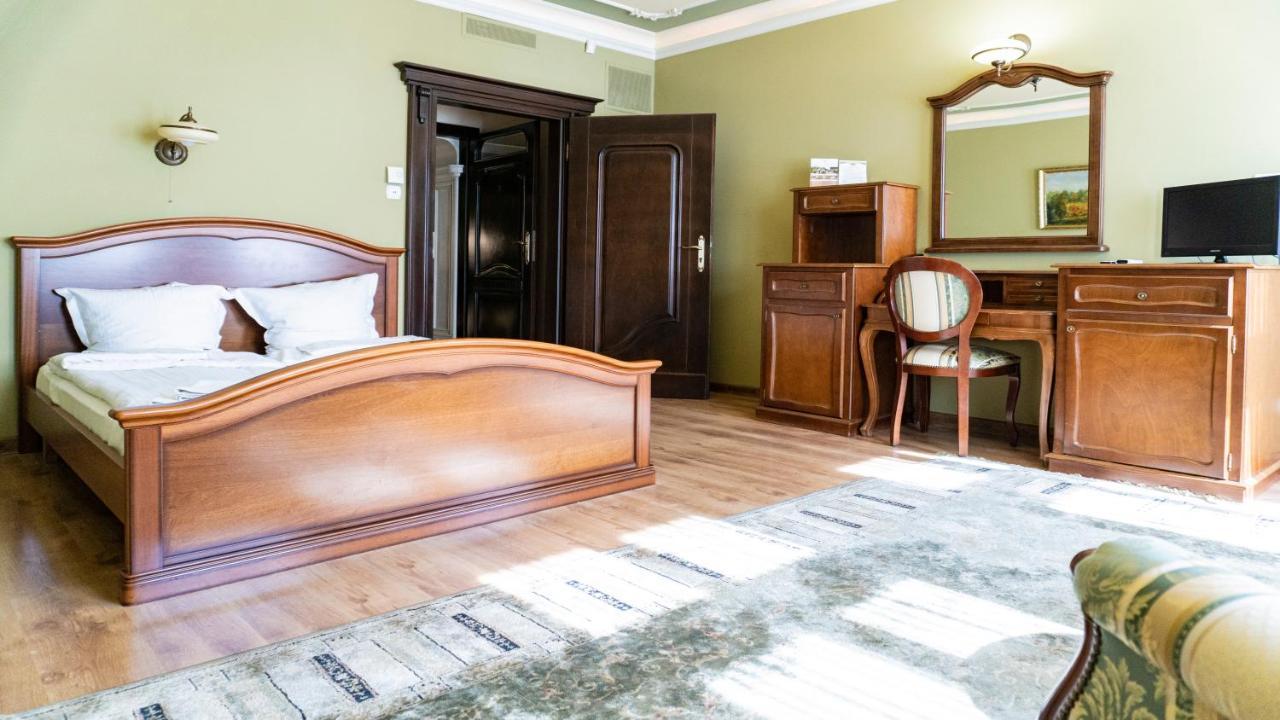 Hotel "Dworek Lesniczowka" Wodzisław Śląski Bagian luar foto