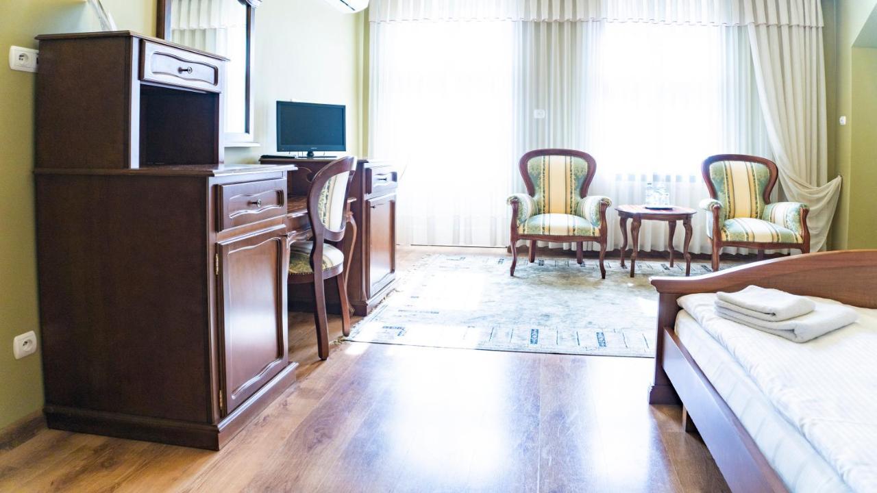 Hotel "Dworek Lesniczowka" Wodzisław Śląski Bagian luar foto