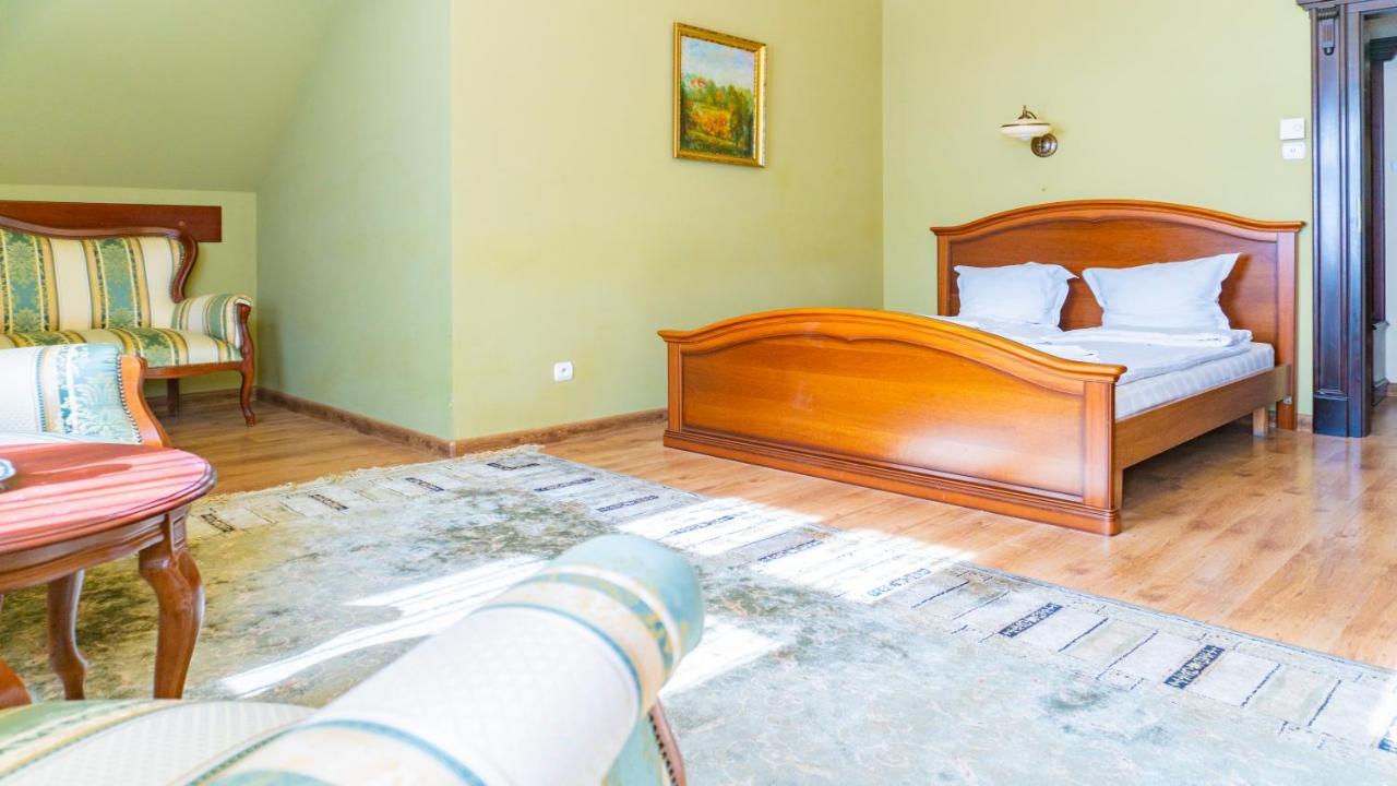 Hotel "Dworek Lesniczowka" Wodzisław Śląski Bagian luar foto