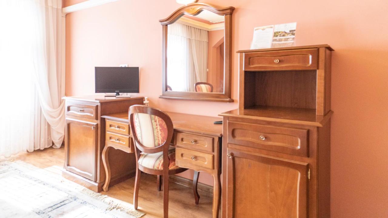 Hotel "Dworek Lesniczowka" Wodzisław Śląski Bagian luar foto