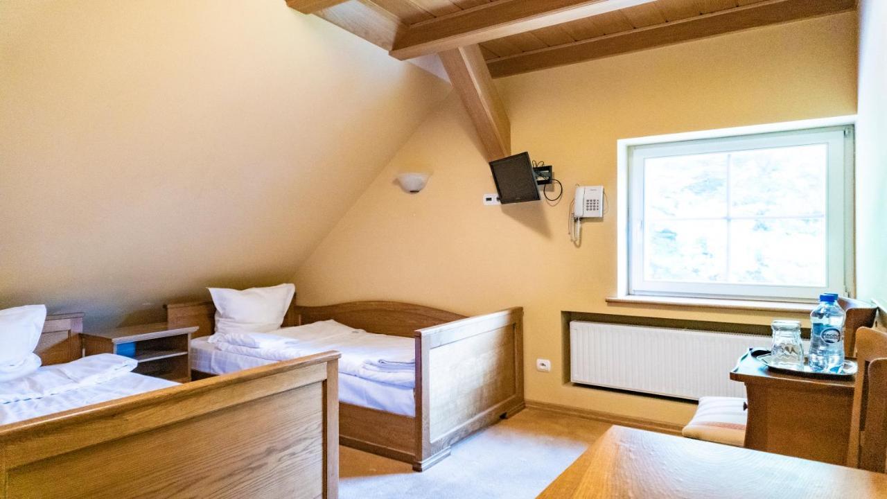 Hotel "Dworek Lesniczowka" Wodzisław Śląski Bagian luar foto