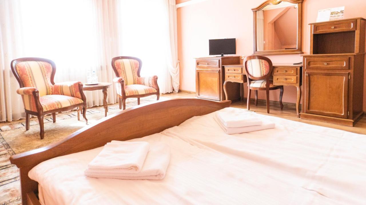 Hotel "Dworek Lesniczowka" Wodzisław Śląski Bagian luar foto