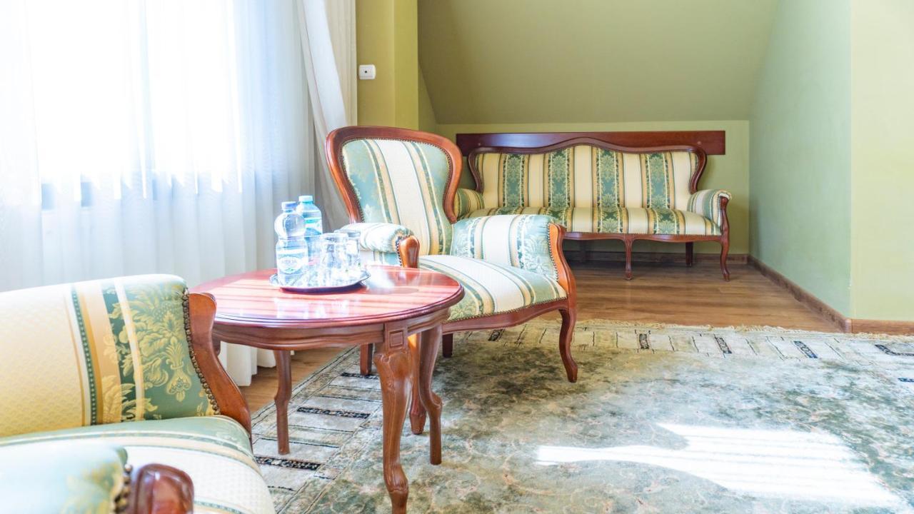 Hotel "Dworek Lesniczowka" Wodzisław Śląski Bagian luar foto
