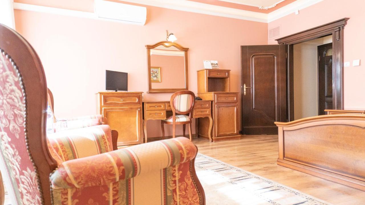 Hotel "Dworek Lesniczowka" Wodzisław Śląski Bagian luar foto