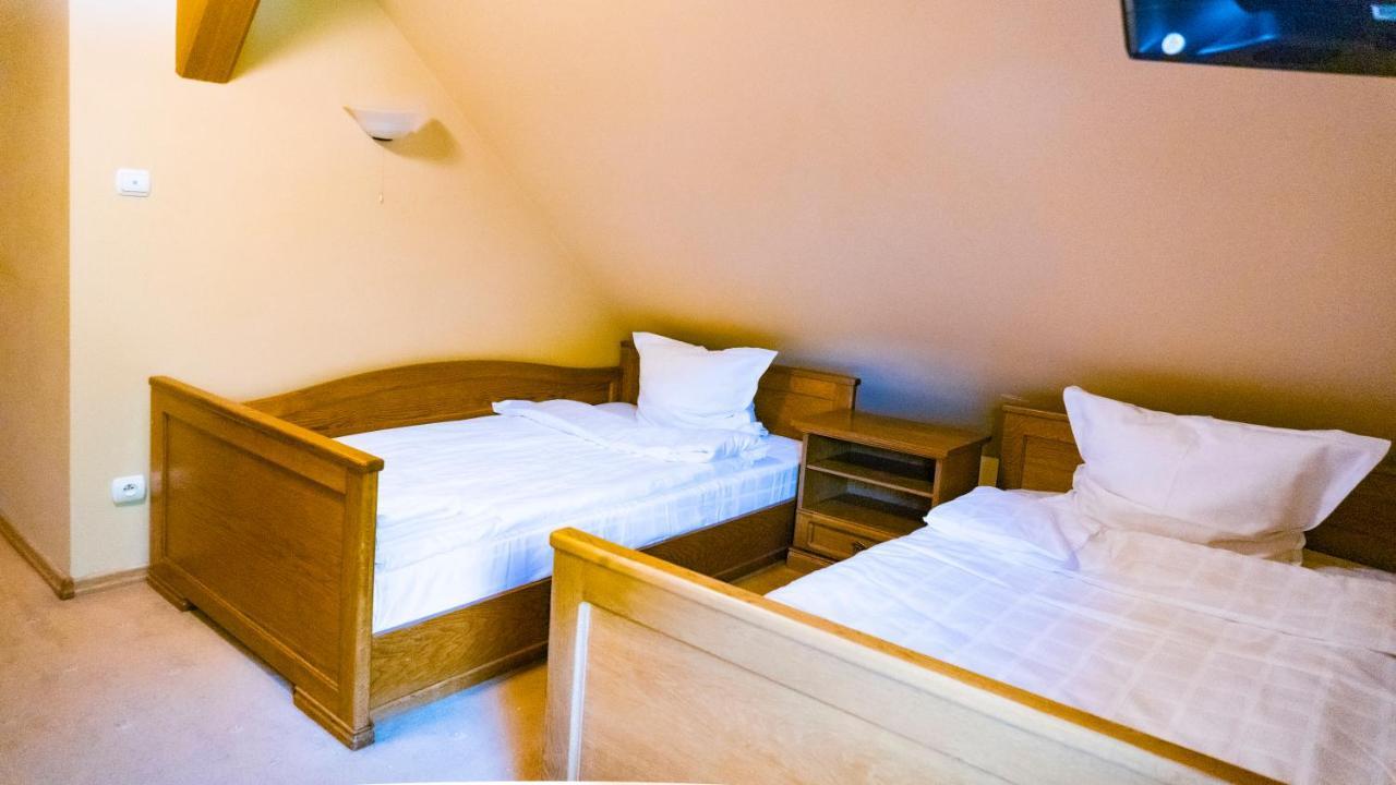 Hotel "Dworek Lesniczowka" Wodzisław Śląski Bagian luar foto