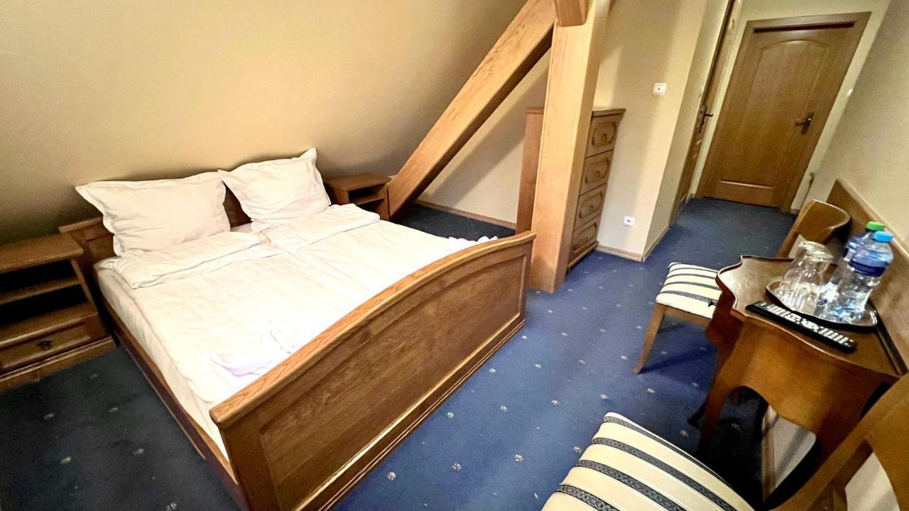 Hotel "Dworek Lesniczowka" Wodzisław Śląski Bagian luar foto